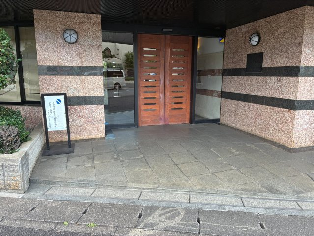 コスモフェスタ青葉台のエントランス