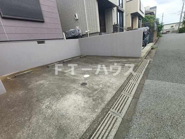 ロワールＹの駐車場