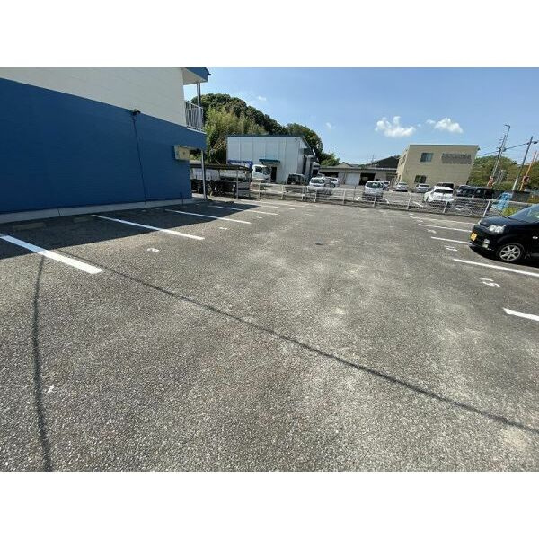 グリーンヒル矢高の駐車場