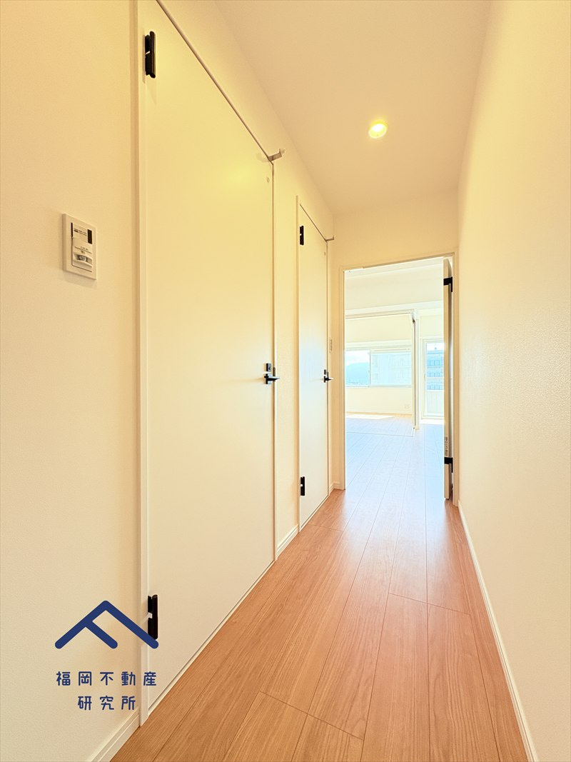 愛宕山ハイリビングの玄関|廊下はダウンライト設置済みで明るいです