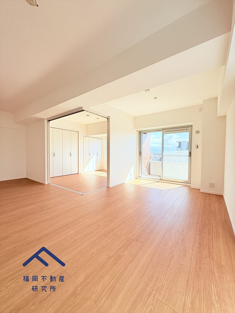 愛宕山ハイリビングの居間・リビング|仕切りを開ければ開放感がある空間です