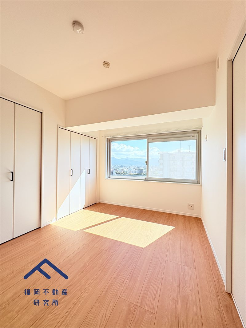 愛宕山ハイリビングの洋室|約6帖の洋室は収納豊富なクローゼットがあります