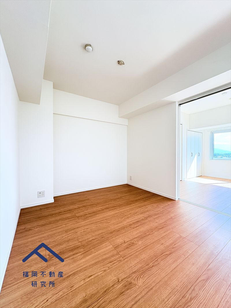 愛宕山ハイリビングの洋室