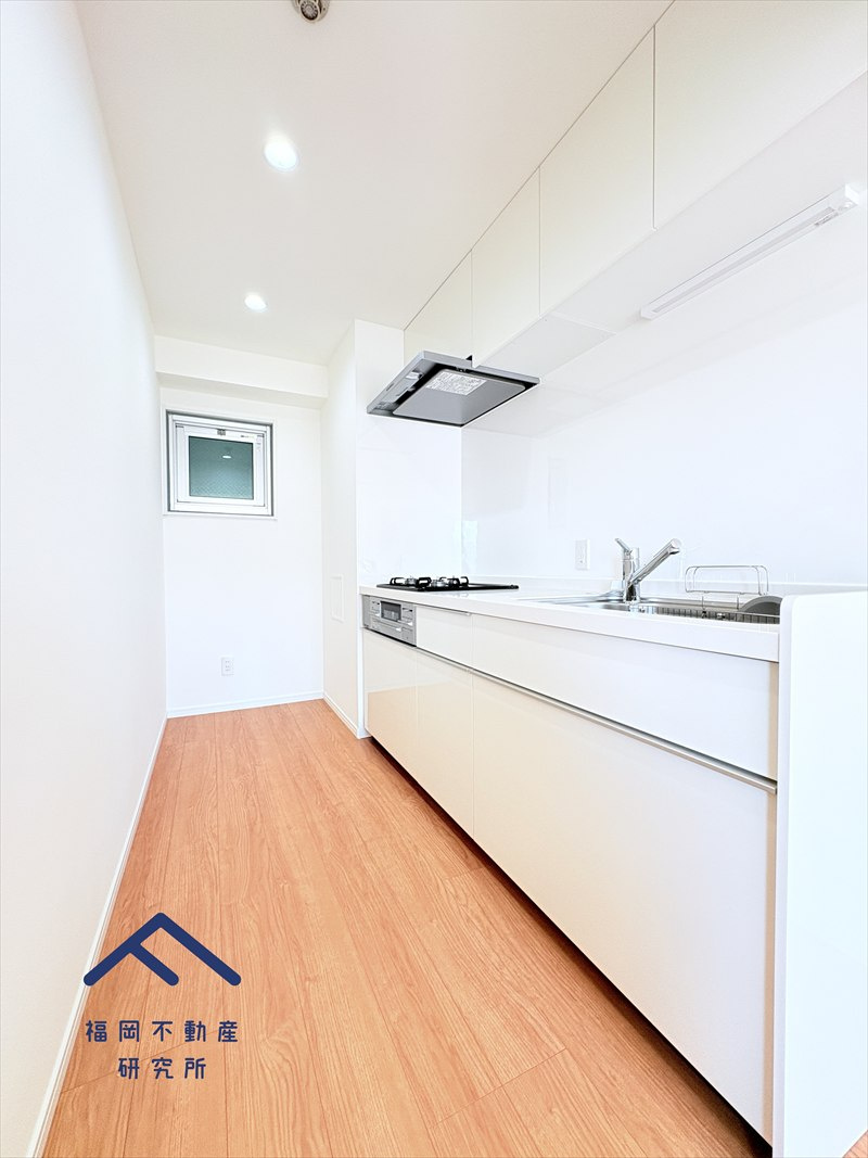 愛宕山ハイリビングのキッチン|LIXIL製のシステムキッチンに交換済みです。吊戸棚も付いているので収納豊富です◎