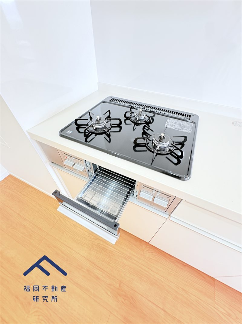 愛宕山ハイリビングのキッチン|３口コンロで料理も捗ります◎