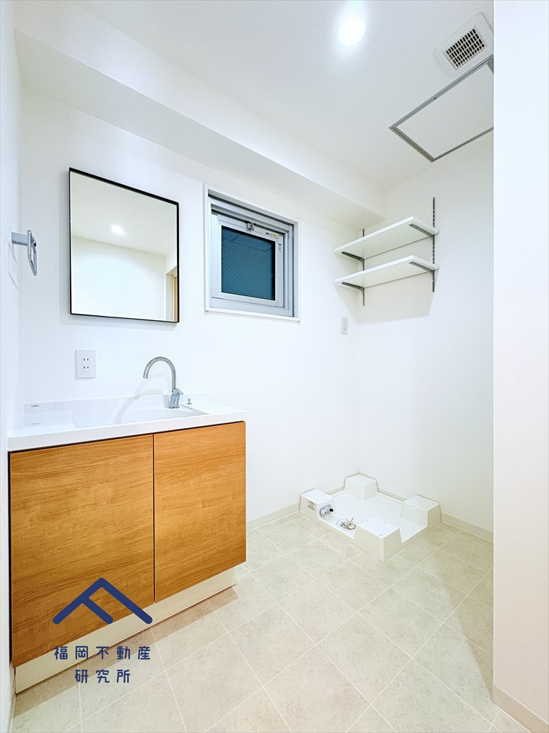 愛宕山ハイリビングの独立洗面台|LIXIL製の洗面台新品交換済み、洗濯機パンはかさ上げのものを設置しており配管のお掃除もしやすいです◎