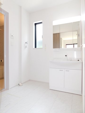 北名古屋市宇福寺神明の新築一戸建の独立洗面台|◇洗面室◇　　三面鏡シャンプードレッサー　くもり止め仕様