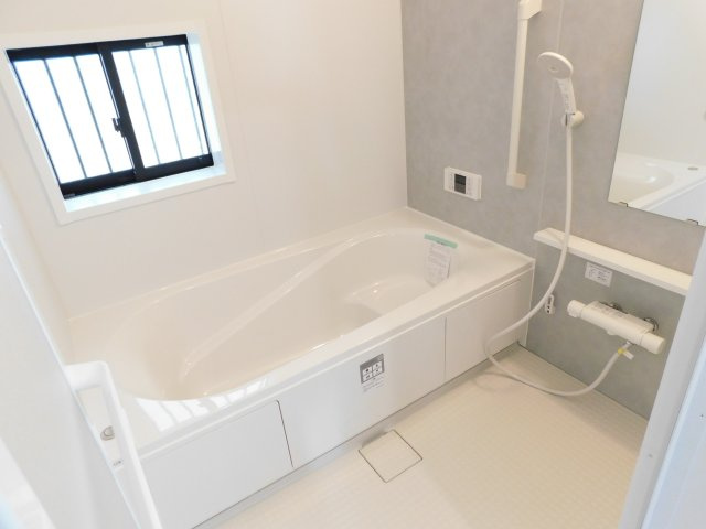 北名古屋市宇福寺神明の新築一戸建の浴室|◇浴室◇　　広い１坪サイズ（LIXIL）・保温浴槽・エコベンチ浴槽・追い焚き・オートバス・浴室暖房乾燥機・キレイサーモフロア・バリアフリーバス・浴室窓あり