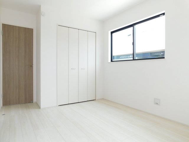 北名古屋市宇福寺神明の新築一戸建の洋室|◇１階洋室◇　　南面で明るい洋室約５．２５帖　全居室収納完備♪　うれしいエアコン付き♪