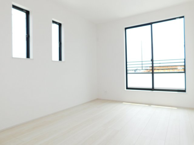 北名古屋市宇福寺神明の新築一戸建の洋室|◇２階洋室◇　　南面で明るい洋室約７．２５帖　収納2ヶ所完備♪　バルコニー利用可！