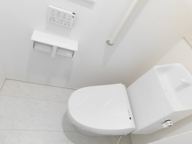 北名古屋市宇福寺神明の新築一戸建のトイレ|◇トイレ◇　　１・２階シャワートイレ♪　節水タイプ　リモコンパネル付き