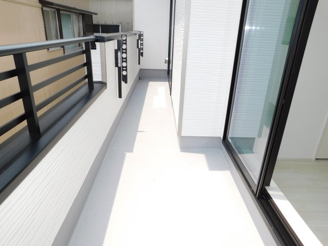 北名古屋市宇福寺神明の新築一戸建のバルコニー|◇バルコニー◇　　２部屋から出入りできるワイドバルコニー♪