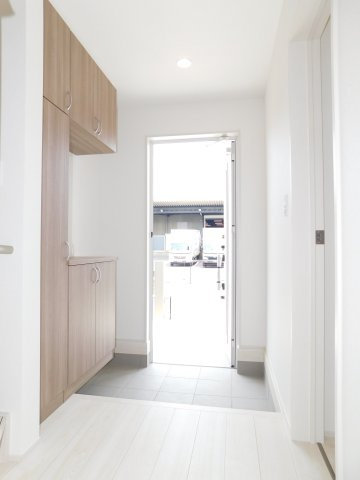 北名古屋市宇福寺神明の新築一戸建の玄関|◇玄関◇　　家族の履物がしっかり収納できるシューズ収納完備！　