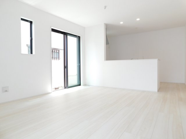 北名古屋市宇福寺神明の新築一戸建の居間・リビング|◇リビング◇　　南面で明るいリビング約１５．０帖　リビングから庭に出入りできます♪