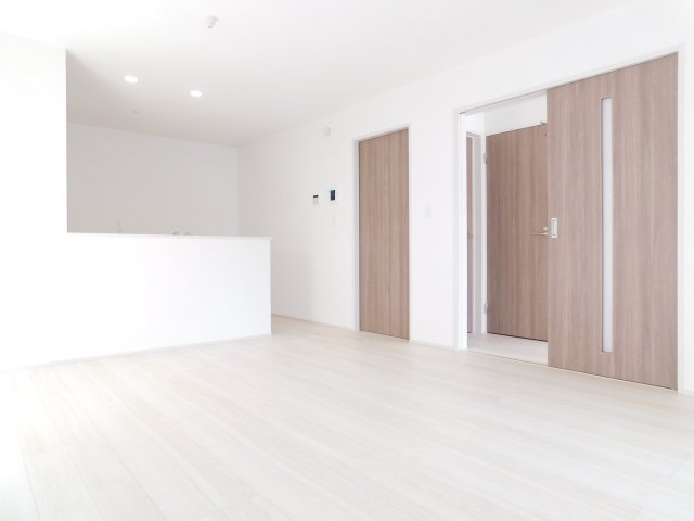 北名古屋市宇福寺神明の新築一戸建の居間・リビング|◇リビング◇　　南面で明るいリビング約１５．０帖　リビングを見渡せる子育てに嬉しい対面キッチン♪