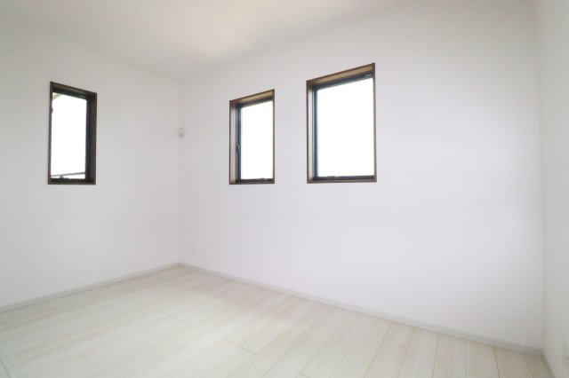 矢吹町八幡町　　　５号棟　　善郷小学校、矢吹中学区の洋室