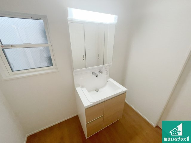 尼崎市西難波町　第15期　新築一戸建ての独立洗面台|清潔感のある洗面台です。フラットな鏡は掃除がしやすく毎日清潔！鏡裏には収納があるのでスッキリとした洗面台が保てます。