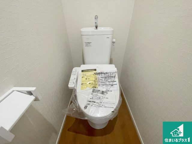 尼崎市西難波町　第15期　新築一戸建てのトイレ|1・2階の2ヶ所にあるので、朝の忙しい時間の順番待ちもなく、深夜の利用にも大変便利です。