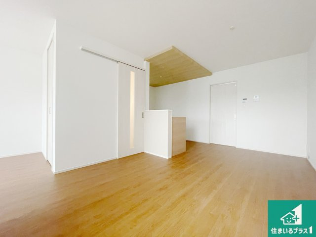 尼崎市西難波町　第15期　新築一戸建ての居間・リビング|日当たり良好の明るいリビングで朝の目覚めもスッキリできそう！対面キッチンでご家族のコミュニケーションも自然と増える設計！小さなお子様が遊ぶスペースを作っても広々とくつろげるLDK！