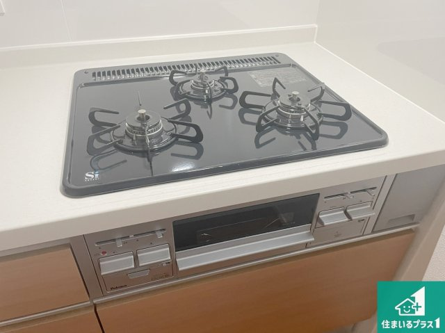 尼崎市西難波町　第15期　新築一戸建ての設備|ダブル高火力Ｓｉセンサー付きコンロ！３口あるので、まとめて料理をする時も大活躍！