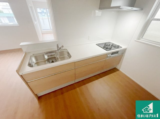 尼崎市西難波町　第15期　新築一戸建てのキッチン|子供を見守りながらお料理が出来るため家族のコミュニケーションか増えます♪スペースが広く確保されている為お子様が大きくなったときは一緒に料理を楽しめます♪