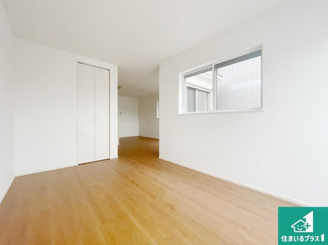 尼崎市西難波町　第15期　新築一戸建ての居間・リビング|明るいリビングで朝の目覚めもスッキリできそう！対面キッチンでご家族のコミュニケーションも自然と増える設計！小さなお子様が遊ぶスペースを作っても広々とくつろげるLDK！