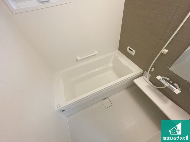 尼崎市西難波町　第15期　新築一戸建ての浴室|足をゆったり伸ばして寛げる浴槽です。窓が設けられていますので差し込む光が明るく穏やかな雰囲気にしてくれます♪浴室乾燥機も設置しているので、雨の日の洗濯物も安心です♪