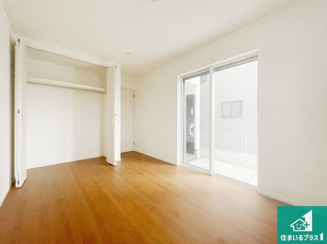 尼崎市西難波町　第15期　新築一戸建ての洋室|寝室は心地よい眠りについてもらいたくて、シンプルかつ開放的な空間な設計にしています！大きな窓から差し込む日が心地いいです♪