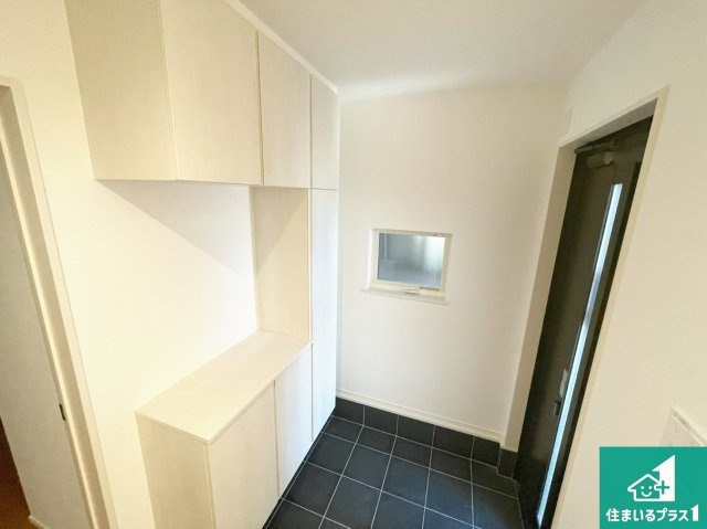 尼崎市西難波町　第15期　新築一戸建ての玄関|シューズボックスにはたくさんの靴が収納できるので玄関周りはいつもスッキリ！ご家族が増えても安心！