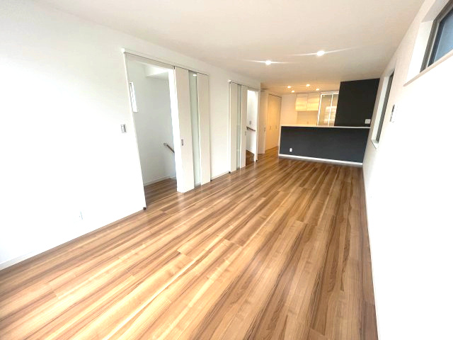 佐伯区海老園4丁目　№35830の居間・リビング|ＬＤＫ18.5帖
ゆとりあるリビングで
家族団らんを楽しめます。