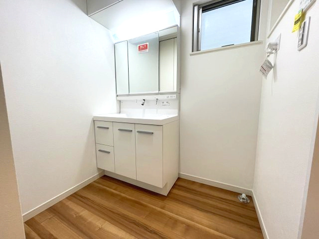 佐伯区海老園4丁目　№35830の独立洗面台|3面鏡の裏には便利な
収納があります。