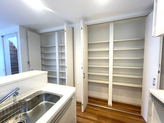 佐伯区海老園4丁目　№35830の収納|リビングには日用品や
食品のストックが大容量収納
可能です。