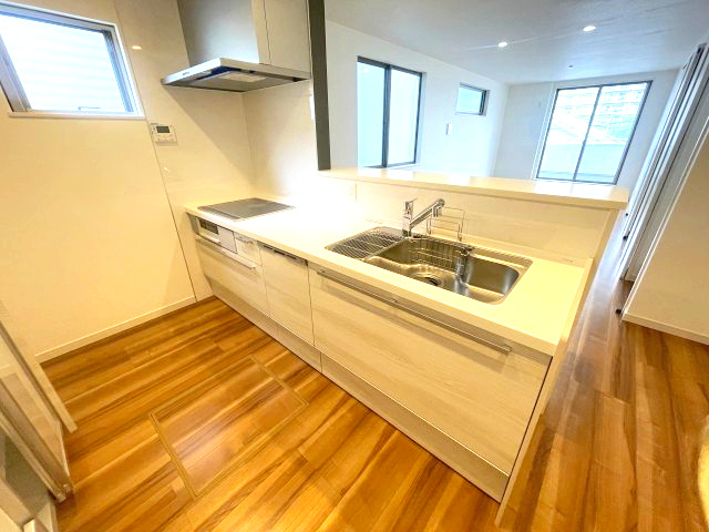 佐伯区海老園4丁目　№35830のキッチン|リビング全体を見渡せる
対面式キッチンです。