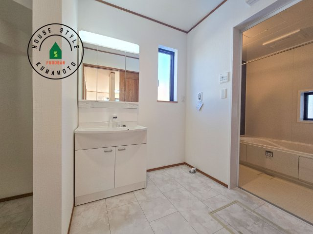 菊池郡菊陽町原水第1-3棟（A号棟）の内観：施工例|ゆとりの洗面スペースで朝の身支度もスムーズに。暮らしを快適に変えるシャワー付洗面台です！