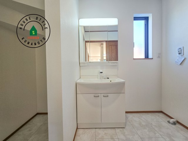 菊池郡菊陽町原水第1-3棟（A号棟）の内観：施工例|毎日使うものだから清潔な空間を保ちたい水回り。洗面にはそんな願いを解消させてくれる収納アイデアが満載です。三面鏡の裏側にはキャビネットが現れ小物から背の高い物まで収納できます。