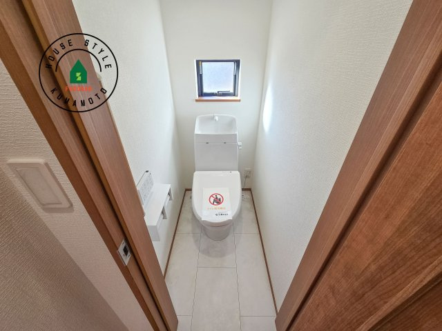 菊池郡菊陽町原水第1-3棟（A号棟）の内観：施工例|温水洗浄便座を完備しております。2ヶ所にトイレがあるのは朝の慌ただしい時間も安心です。