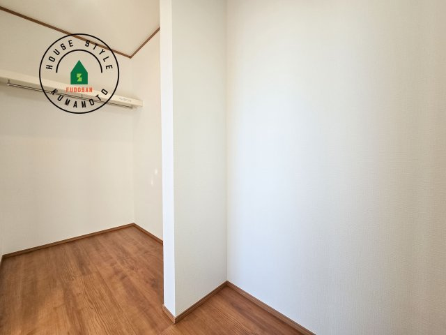 菊池郡菊陽町原水第1-3棟（A号棟）の内観：施工例|洋服や大きな荷物が多い方や人数の多いご家族などは、一般的なクローゼットよりもウォークインクローゼットのほうが使い勝手が良いです。