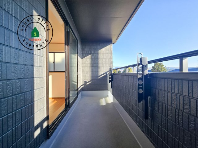 菊池郡菊陽町原水第1-3棟（A号棟）の外観：施工例|風をしっかりと感じられるバルコニーでは、毎日が洗濯日和です。広々としているので洗濯も楽しくなるでしょうし、気分転換にバルコニーからの眺めを楽しむのもいいでしょう。