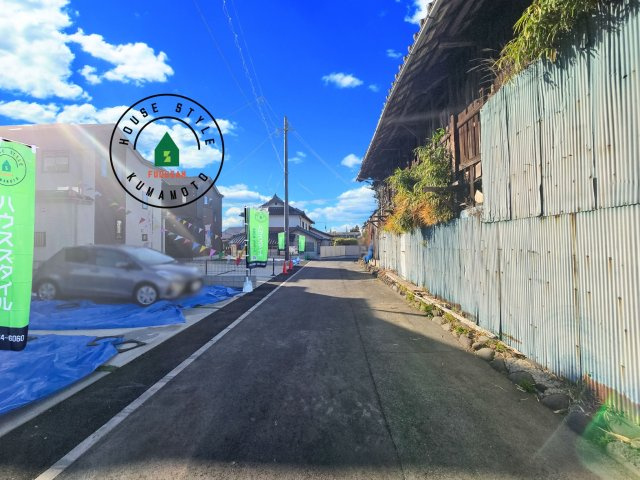 菊池郡菊陽町原水第1-3棟（A号棟）の前面道路含む現地写真|前面道路は閑静な住宅地をはしる車通りの少ない道路。お車の出し入れが苦手なママや小さなお子様にも安心ですね。しっかり舗装もされているので、ベビーカーや自転車で通っても快適に通行できます。