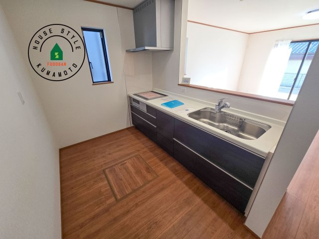 菊池郡菊陽町原水第1-3棟（A号棟）の内観：施工例|ご家族を近くに感じられる対面キッチンのLDK。会話もはずみそうですね。