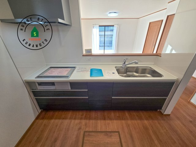 菊池郡菊陽町原水第1-3棟（A号棟）の内観：施工例|ダイニングテーブルへの配膳がラクラク、お料理はかどるカウンター付きシステムキッチン！