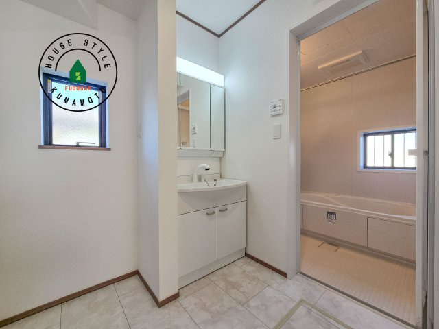 菊池郡菊陽町原水第1-3棟（C号棟）の内観：施工例|ゆとりの洗面スペースで朝の身支度もスムーズに。暮らしを快適に変えるシャワー付洗面台です！