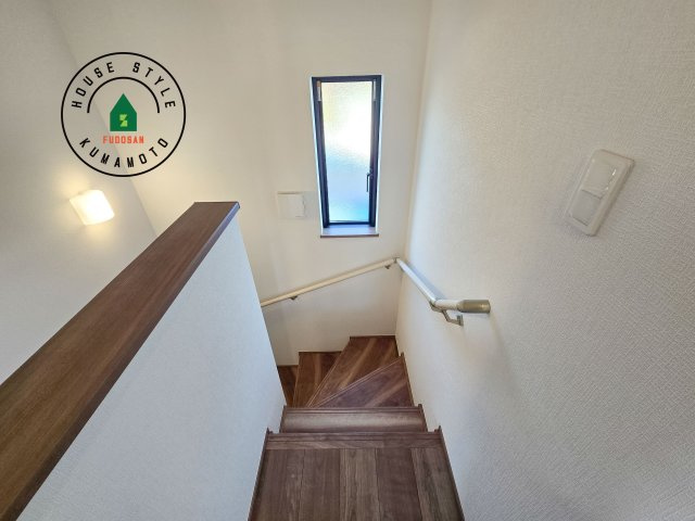 菊池郡菊陽町原水第1-3棟（C号棟）の内観：施工例|＜手すり付階段＞手すりがないと階段の昇り降りで危険なことはもちろん、壁に手をつきながら歩くことで壁紙が汚れやすくなります。すべての方に快適に昇り降りしていただくため、手すりを設置しました。