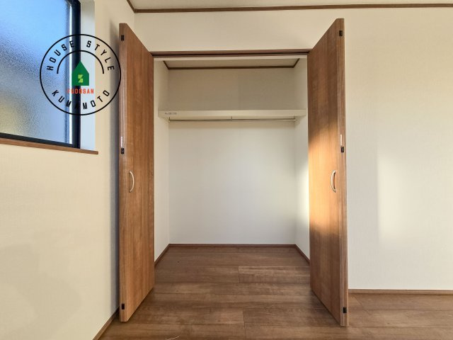 菊池郡菊陽町原水第1-3棟（C号棟）の内観：施工例|洋服や大きな荷物が多い方や人数の多いご家族などは、一般的なクローゼットよりもウォークインクローゼットのほうが使い勝手が良いです。