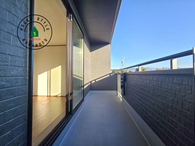 菊池郡菊陽町原水第1-3棟（C号棟）の外観：施工例|風をしっかりと感じられるバルコニーでは、毎日が洗濯日和です。広々としているので洗濯も楽しくなるでしょうし、気分転換にバルコニーからの眺めを楽しむのもいいでしょう。