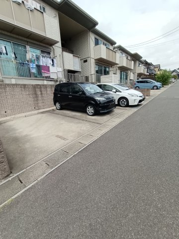 ヒルズきざしAの駐車場