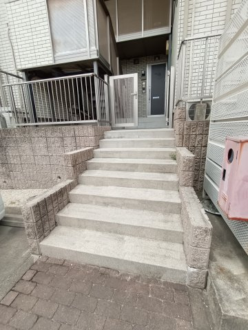 ヒルズきざしAのエントランス