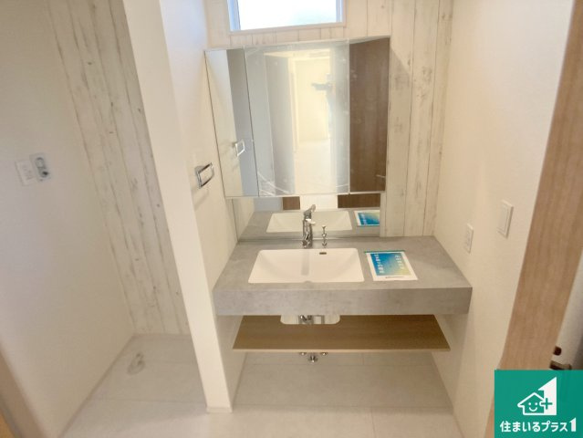 加古川市野口町坂元　新築一戸建ての独立洗面台|清潔感のある洗面台です。フラットな鏡は掃除がしやすく毎日清潔！鏡裏には収納があるのでスッキリとした洗面台が保てます。