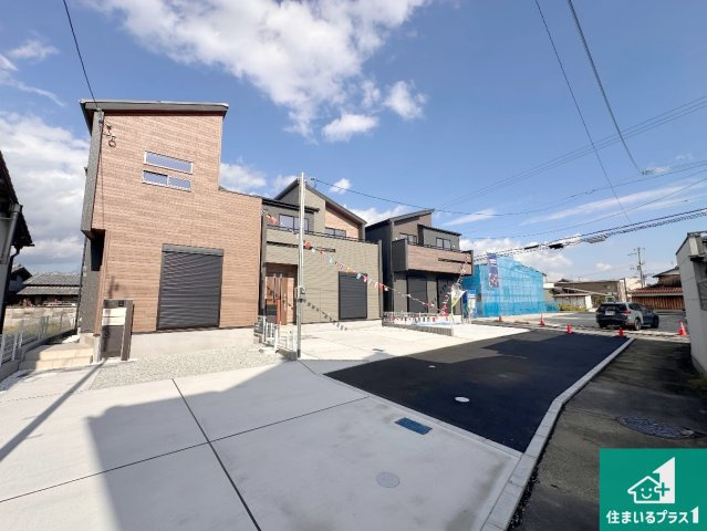 加古川市野口町坂元　新築一戸建ての前面道路含む現地写真|周辺は閑静な住宅街！前面道路広々で車の出し入れも便利です。駐車が苦手な方でも安心して車庫入れできます！