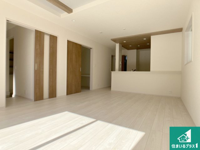 加古川市野口町坂元　新築一戸建ての居間・リビング|日当たり良好の明るいリビングで朝の目覚めもスッキリできそう！対面キッチンでご家族のコミュニケーションも自然と増える設計！小さなお子様が遊ぶスペースを作っても広々とくつろげるLDK！